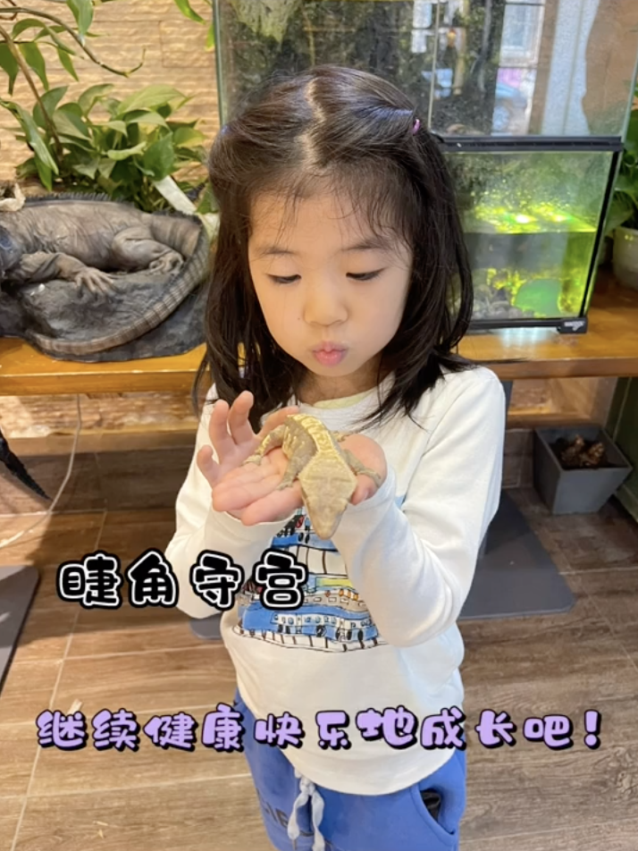 章子怡晒和女儿亲子健身，一起做一字马，当彼此的教练画面温馨休闲区蓝鸢梦想 - Www.slyday.coM