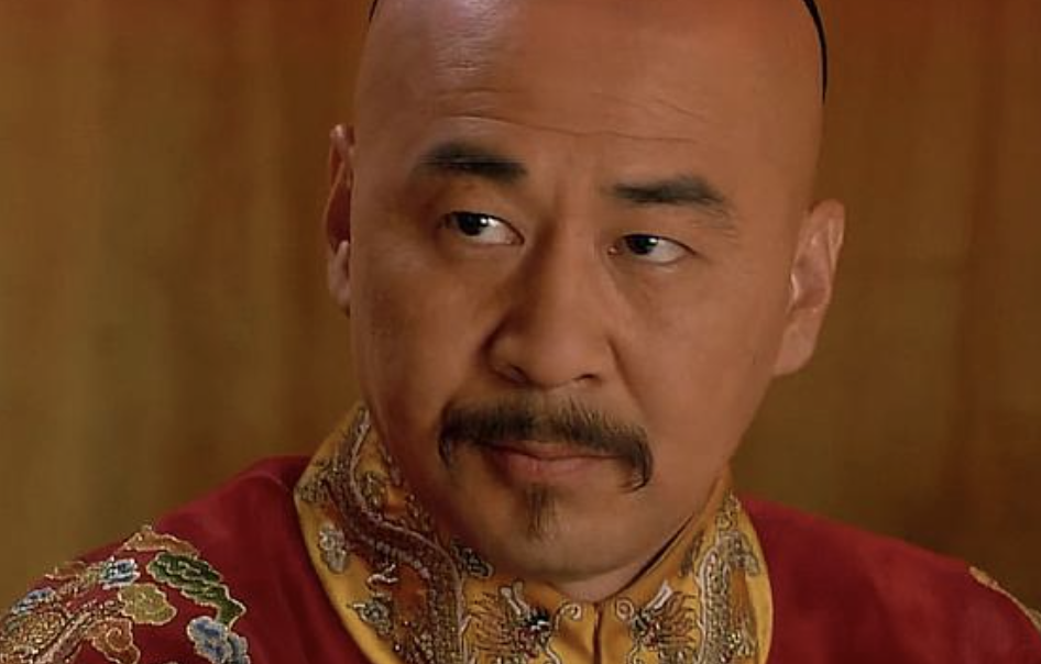 陈建斌在剧中饰演的皇帝,一开始被网友们吐槽太老,后面陈建斌靠自己的