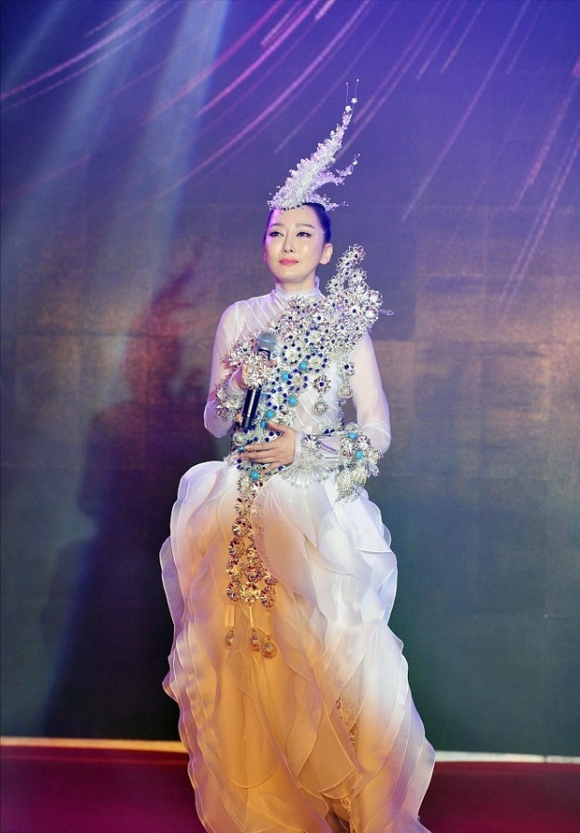 37岁的萨顶顶容颜略显老态但穿白纱裙还挺美的带着仙女味