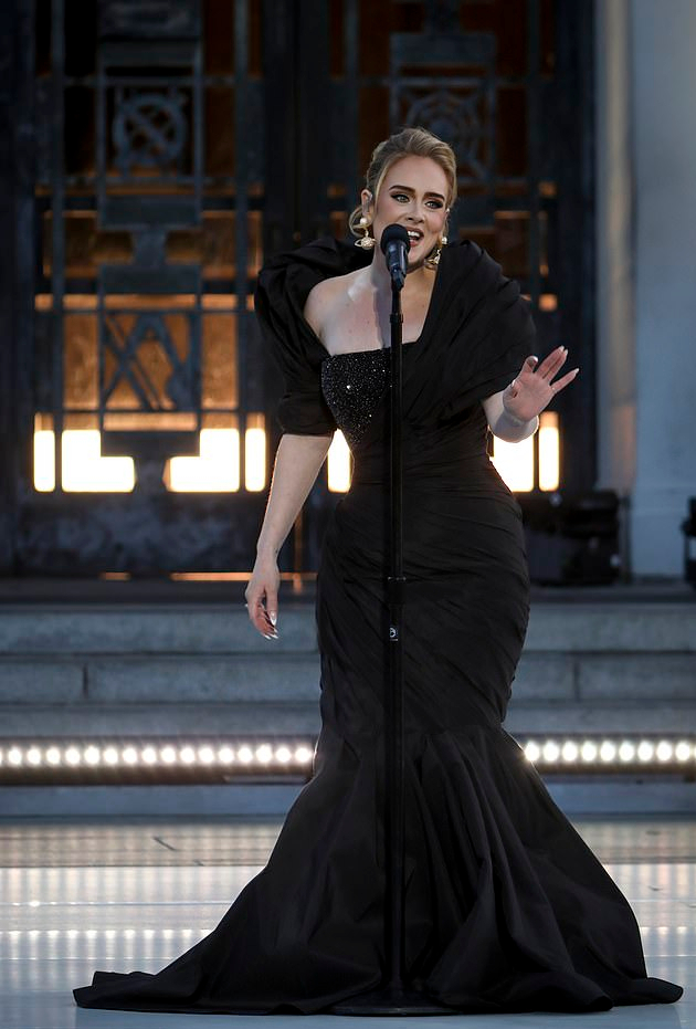 阿黛尔新造型好美穿裹身鱼尾裙亮相宛如女王瘦了90斤变化太大