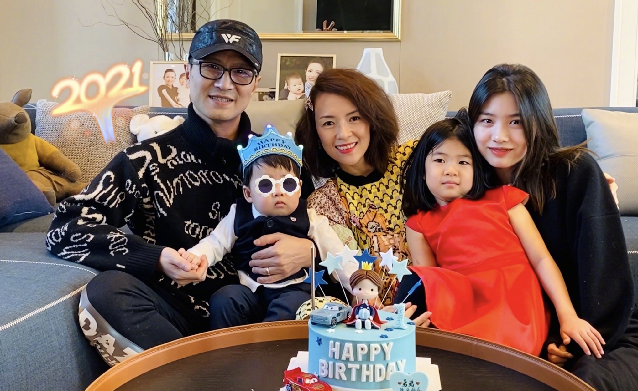 章子怡晒和女儿亲子健身，一起做一字马，当彼此的教练画面温馨休闲区蓝鸢梦想 - Www.slyday.coM