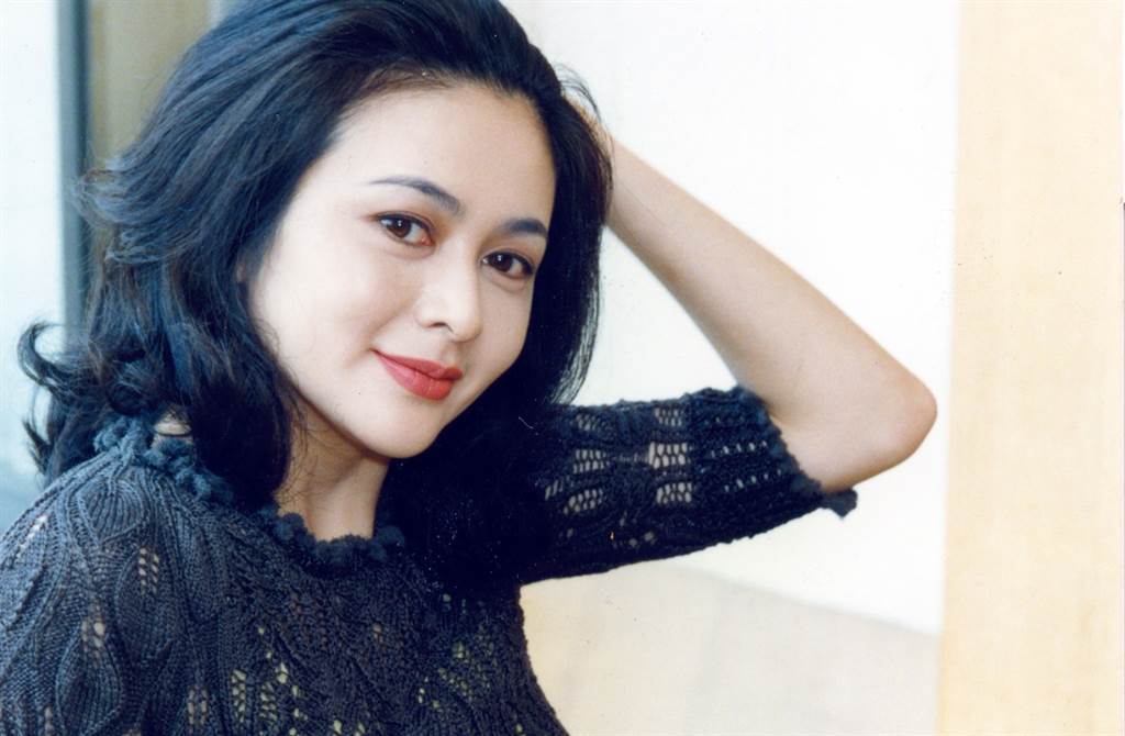 关之琳逛珠宝店戴百万珍珠项链选货打扮贵气又优雅