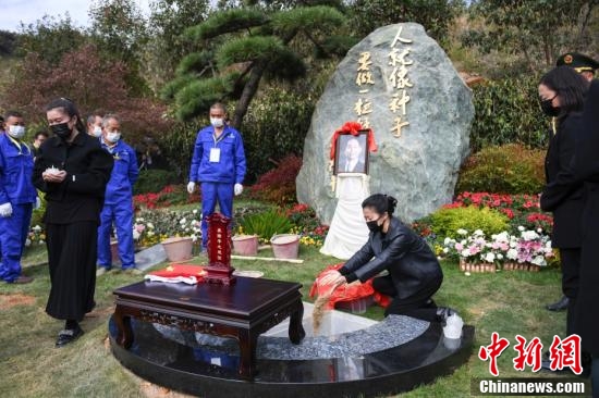 袁隆平院士骨灰安葬仪式在长沙举行休闲区蓝鸢梦想 - Www.slyday.coM