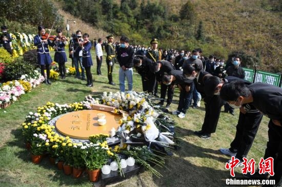 袁隆平院士骨灰安葬仪式在长沙举行休闲区蓝鸢梦想 - Www.slyday.coM