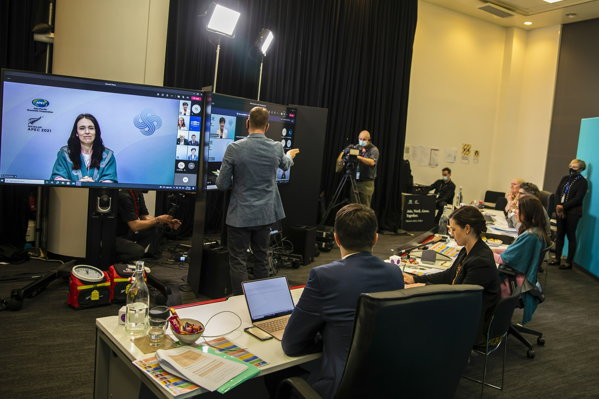 本次apec峰会以视频方式举行,图为新西兰总理阿德恩发表视频讲话 图自