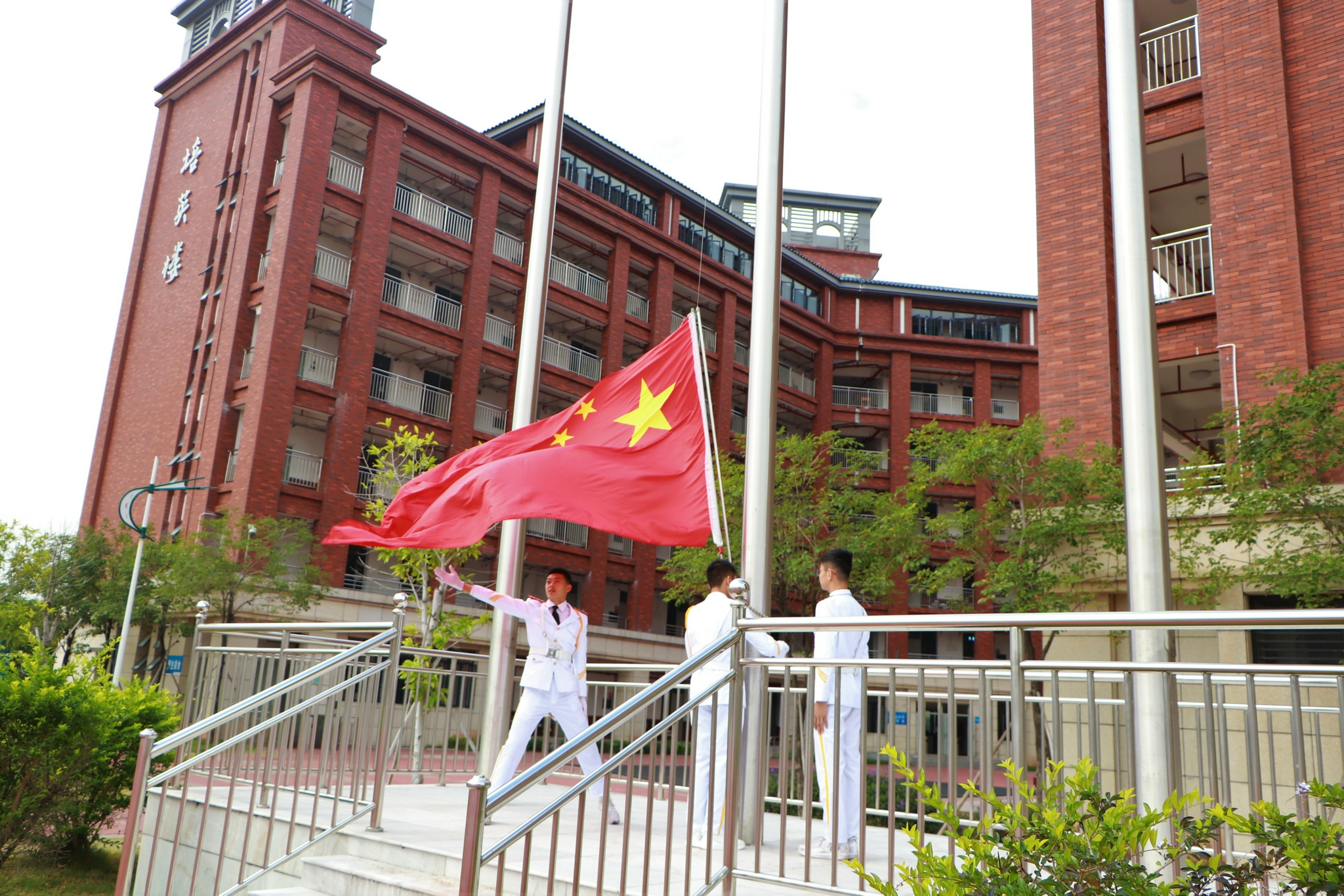 石门实验学校是佛山第一所全寄宿的实验类学校,依托名校,世纪扬帆,从