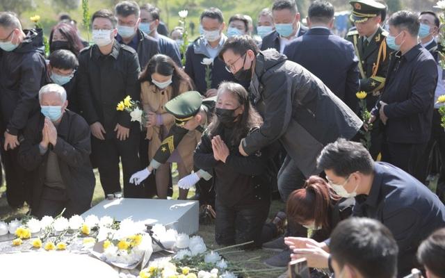 千人送别袁老！追思礼上放着两碗米和一把小提琴休闲区蓝鸢梦想 - Www.slyday.coM