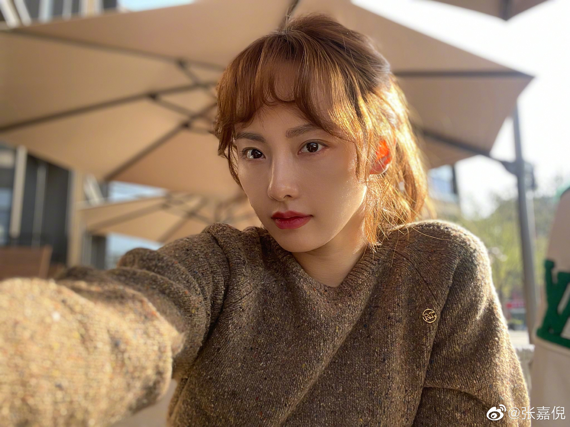 空气刘海抢镜!张嘉倪晒甜酷墨镜自拍 笑容甜美似洋娃娃