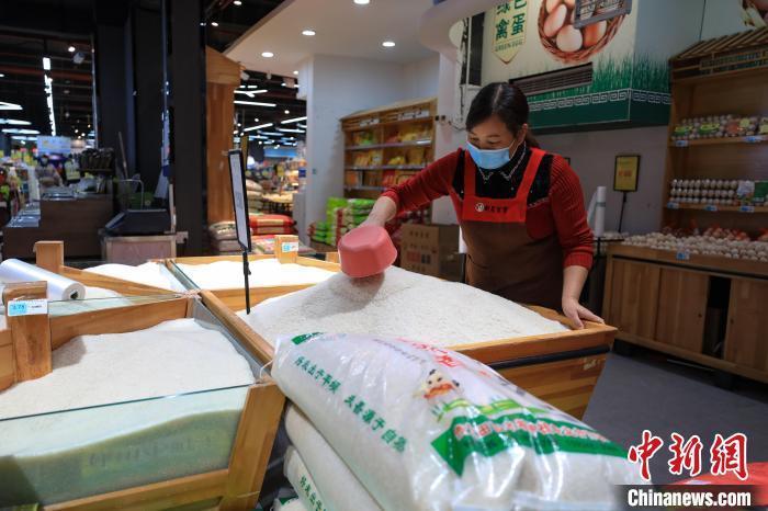 图为超市工作人员在整理大米。瞿宏伦 摄