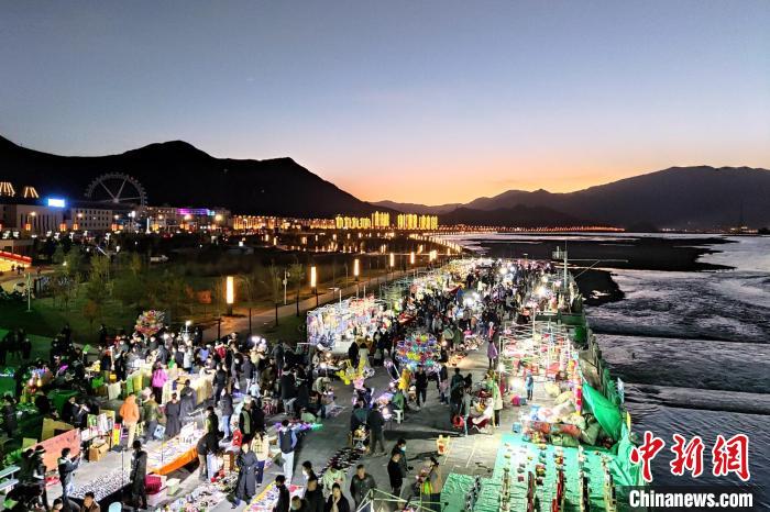 图为11月8日傍晚,拉萨柳梧新区滨河公园. 江飞波 摄