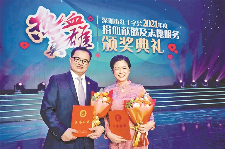 市血液中心党总支书记卢亮和妻子李宝瑜是长期献血者.