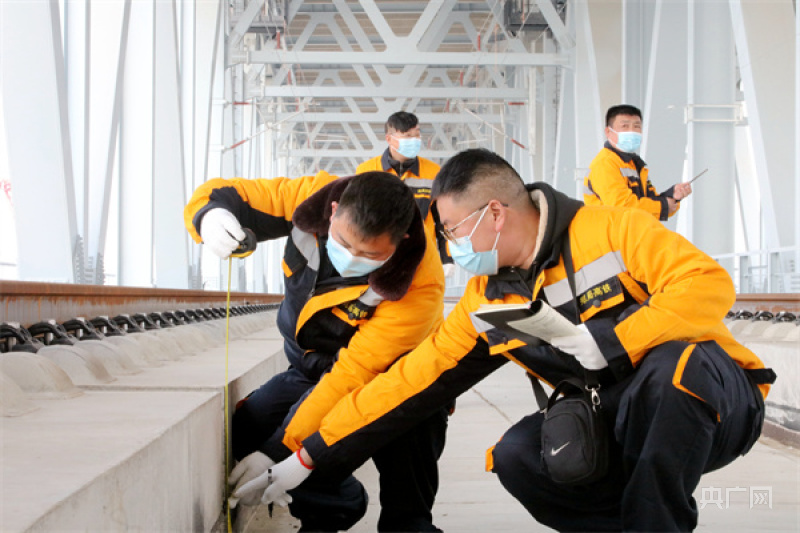 郑州东高铁基础设施段职工正在审核CRTSⅠ型双块式无砟轨道结构整体高度(央广网放 通讯员 周晓阳 摄)