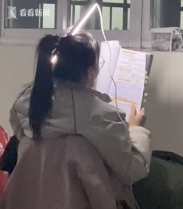 真.挑灯夜战！考研女生走廊里头插灯管学习休闲区蓝鸢梦想 - Www.slyday.coM