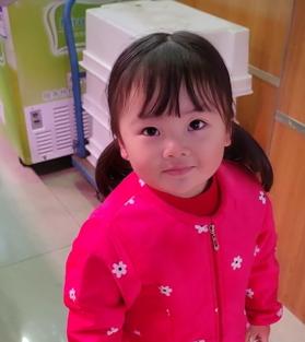 出生6个月就住在爸爸外卖箱的小女孩长大了，笑容依然治愈休闲区蓝鸢梦想 - Www.slyday.coM