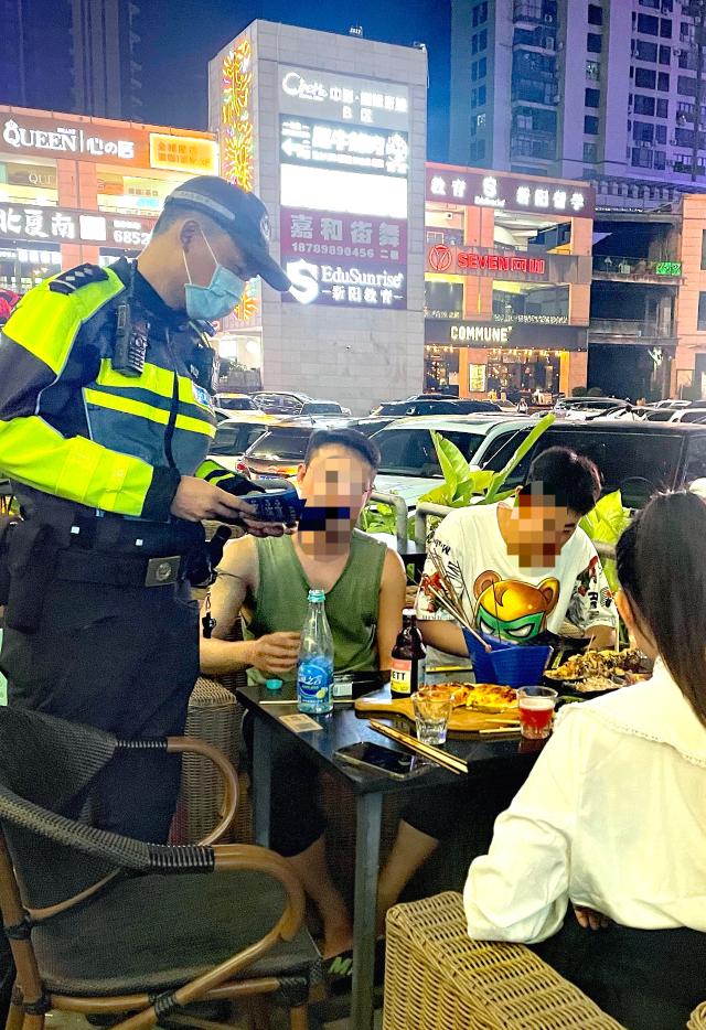 硬核!海口公安交警深入酒吧 "劝止酒驾"