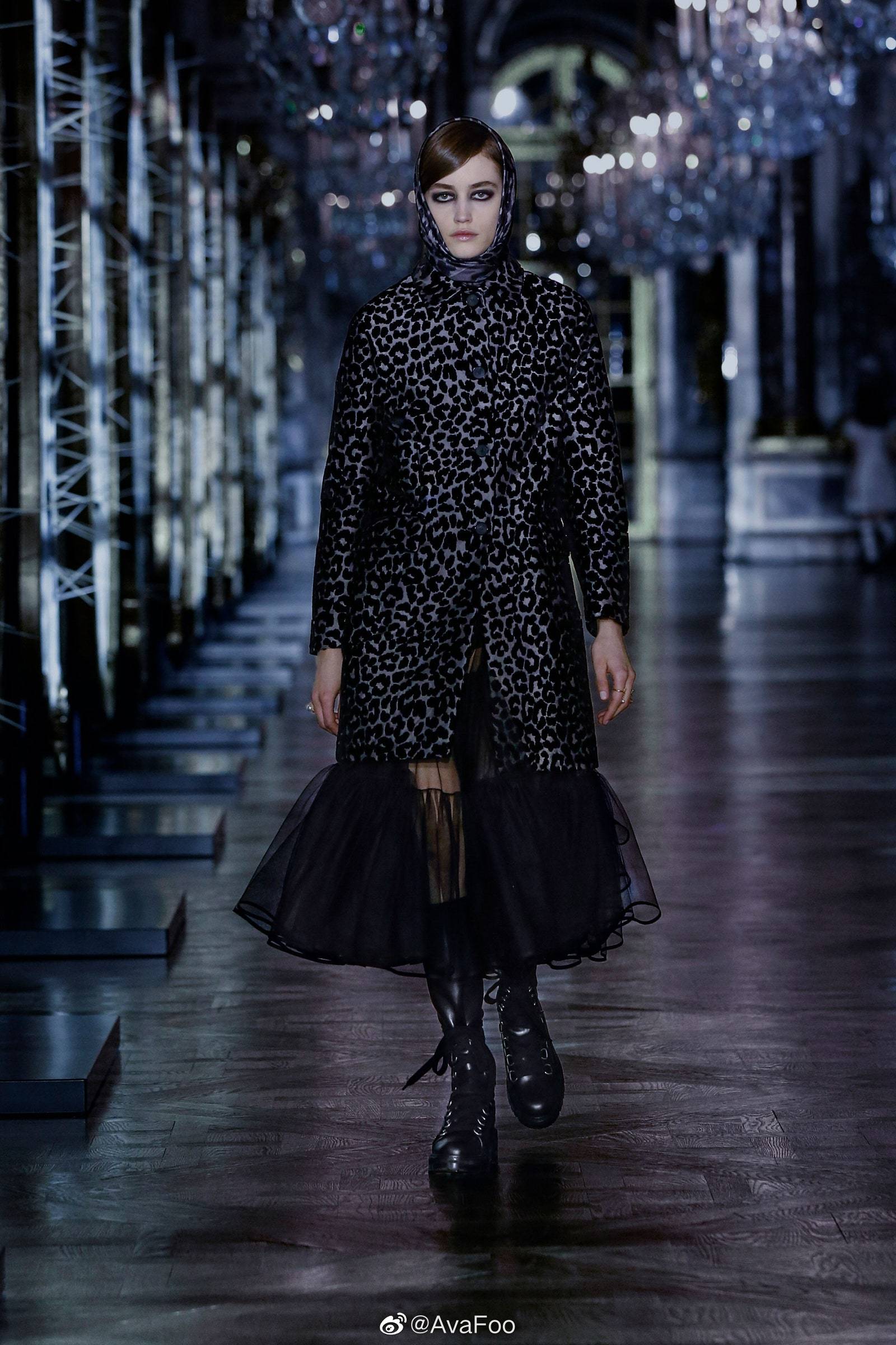 今冬继续的动物纹如何穿得不媚俗or珠光宝气