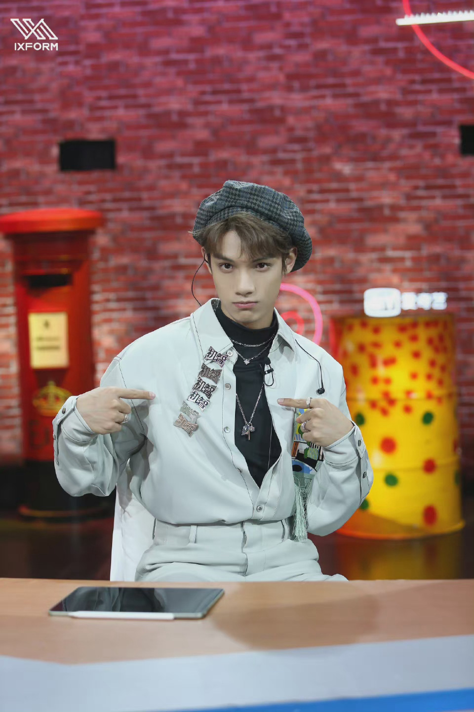 丨段星星今日份新鲜的剧照白色工装套装贝雷帽又帅又酷