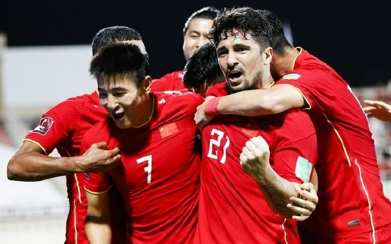 国足归化4人首发！站在一起唱国歌，满眼的斗志，李铁终于想通了休闲区蓝鸢梦想 - Www.slyday.coM