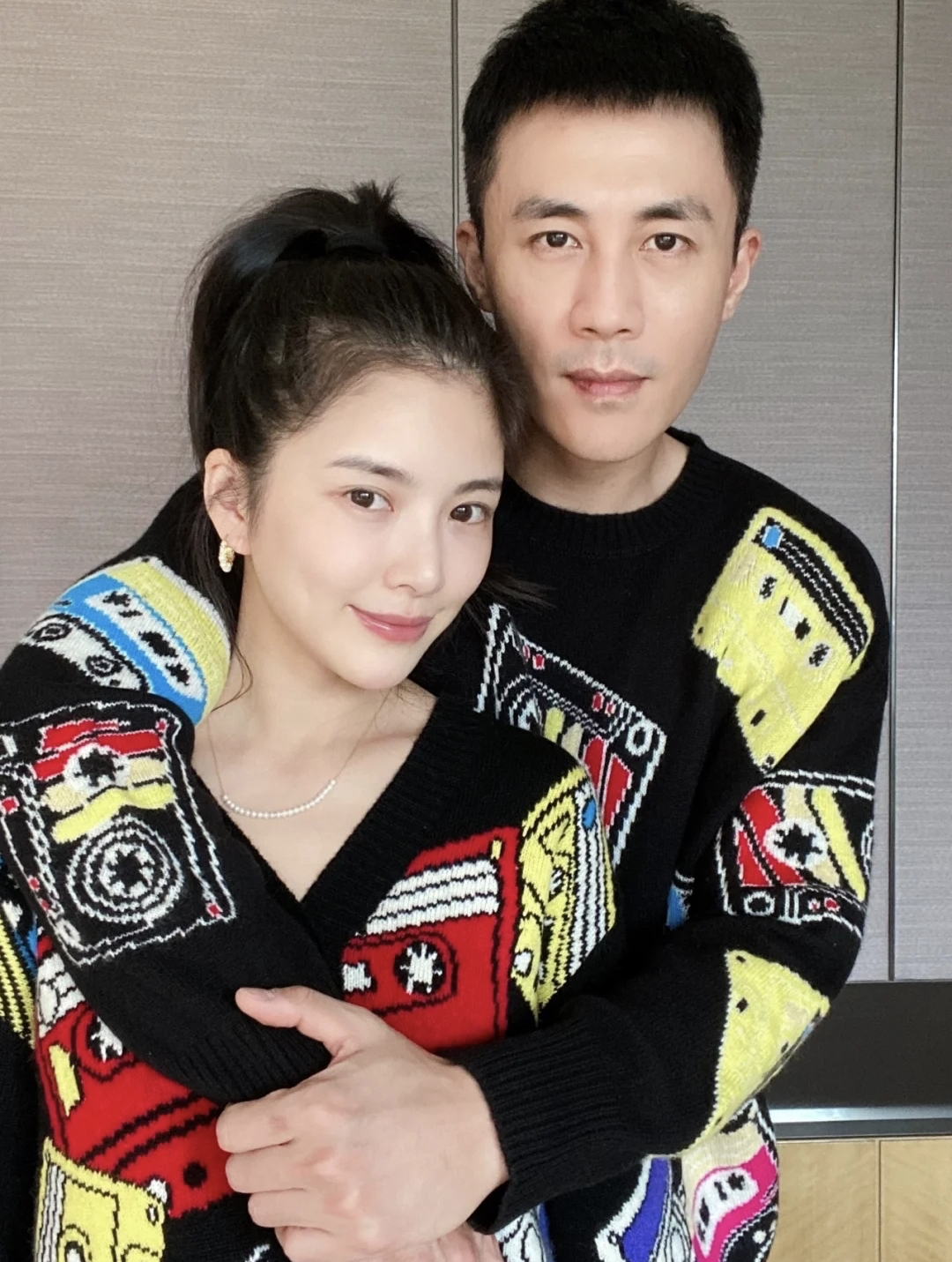 王灿晒与杜淳合影说土味情话高调表白穿情侣装贴脸拥抱好幸福