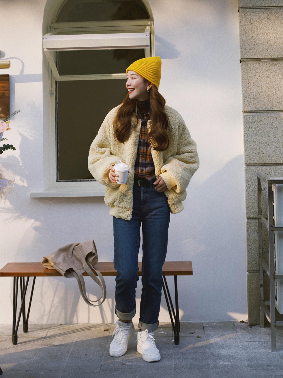 "羊羔绒外套"怎么穿出高级感?秋冬学这4套穿搭技巧,高级时髦