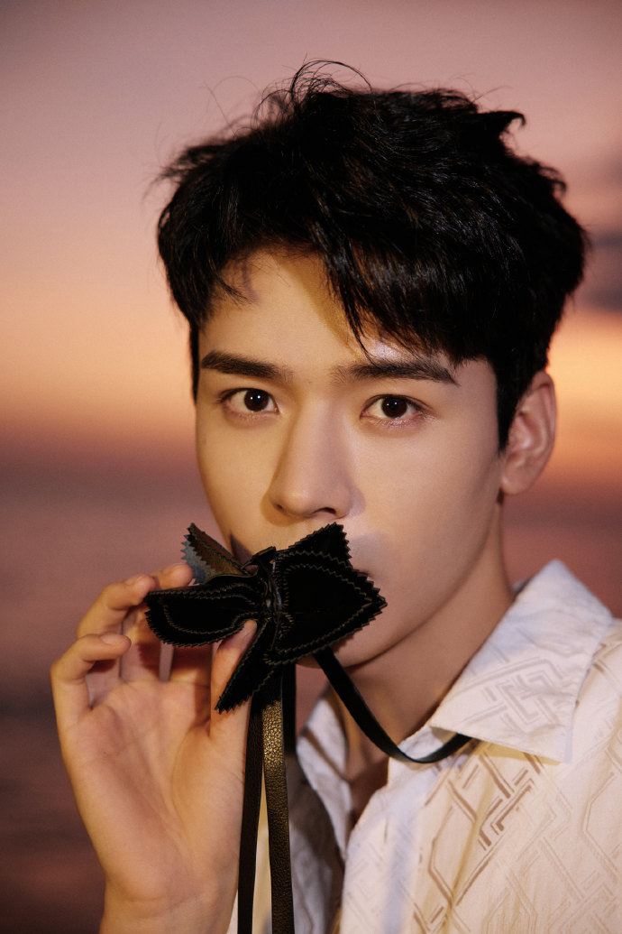 龚俊智族gq造型花絮图 白切黑造型的碰撞格外让人心动……|造型|龚俊