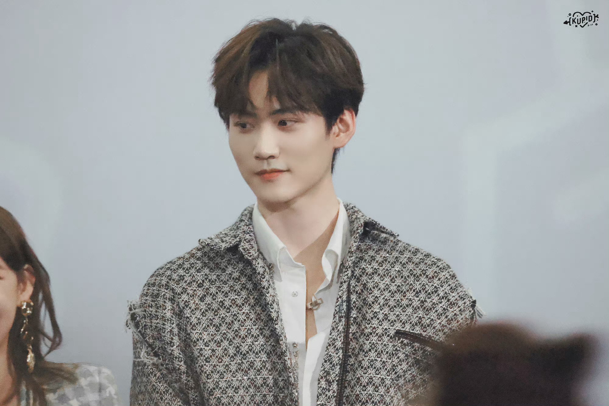 周柯宇格外外套搭配白衬衣看起来好甜的周柯宇