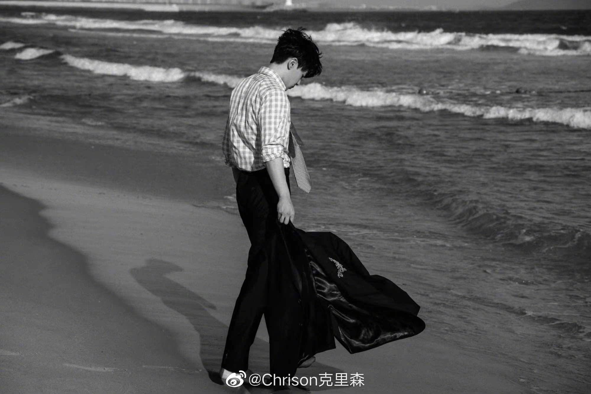 邓伦海边大片,穿格纹衬衫的翩翩少年