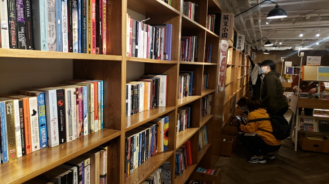 探访二手书店铺,一天卖出上万本,年轻人爱上"捡破烂"__财经头条