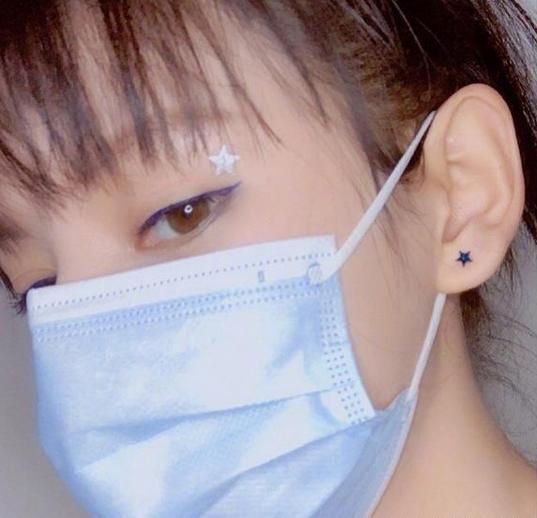 个人感觉张予曦的口罩妆,才是最为完美的,让人感觉她的眼睛若星辰银河