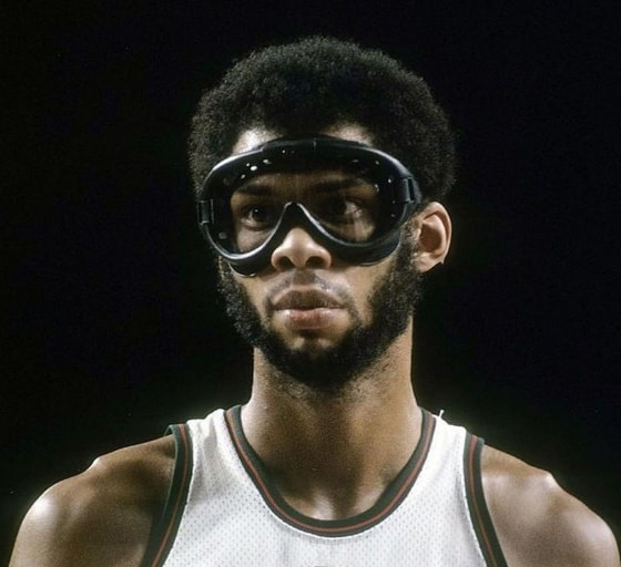 隆多酷似黑客帝国,库里戴护目镜太搞笑|贾巴尔|隆多|黑客帝国_新浪