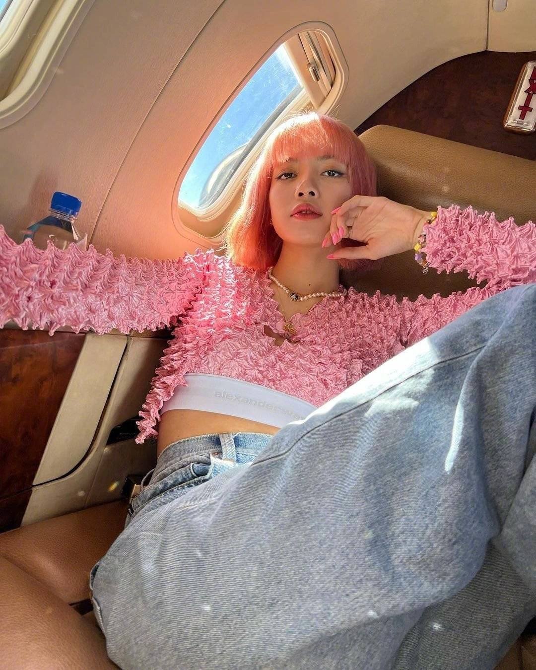 lisa现身机场粉发造型好美