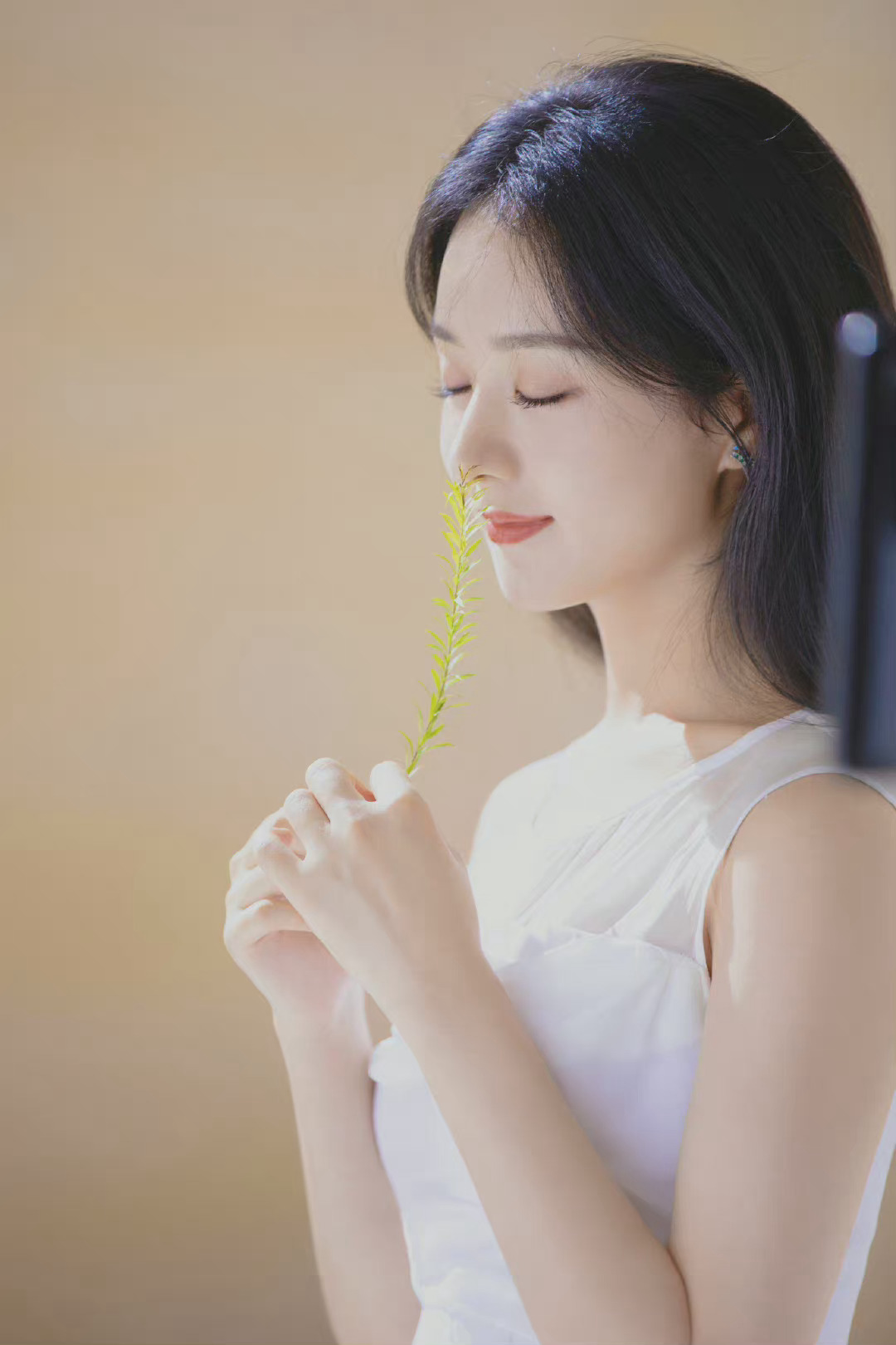 赵丽颖最新九宫格微笑大片白色连衣裙清丽优雅婉约动人