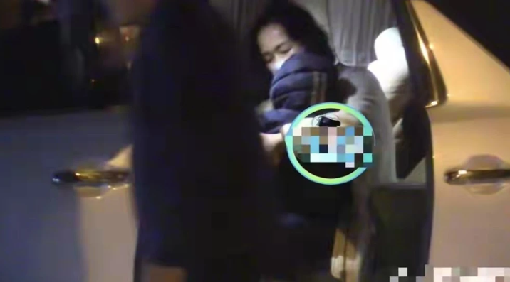 白百何带2个儿子外出聚餐，其父母对二胎格外关心，全程不离手！休闲区蓝鸢梦想 - Www.slyday.coM