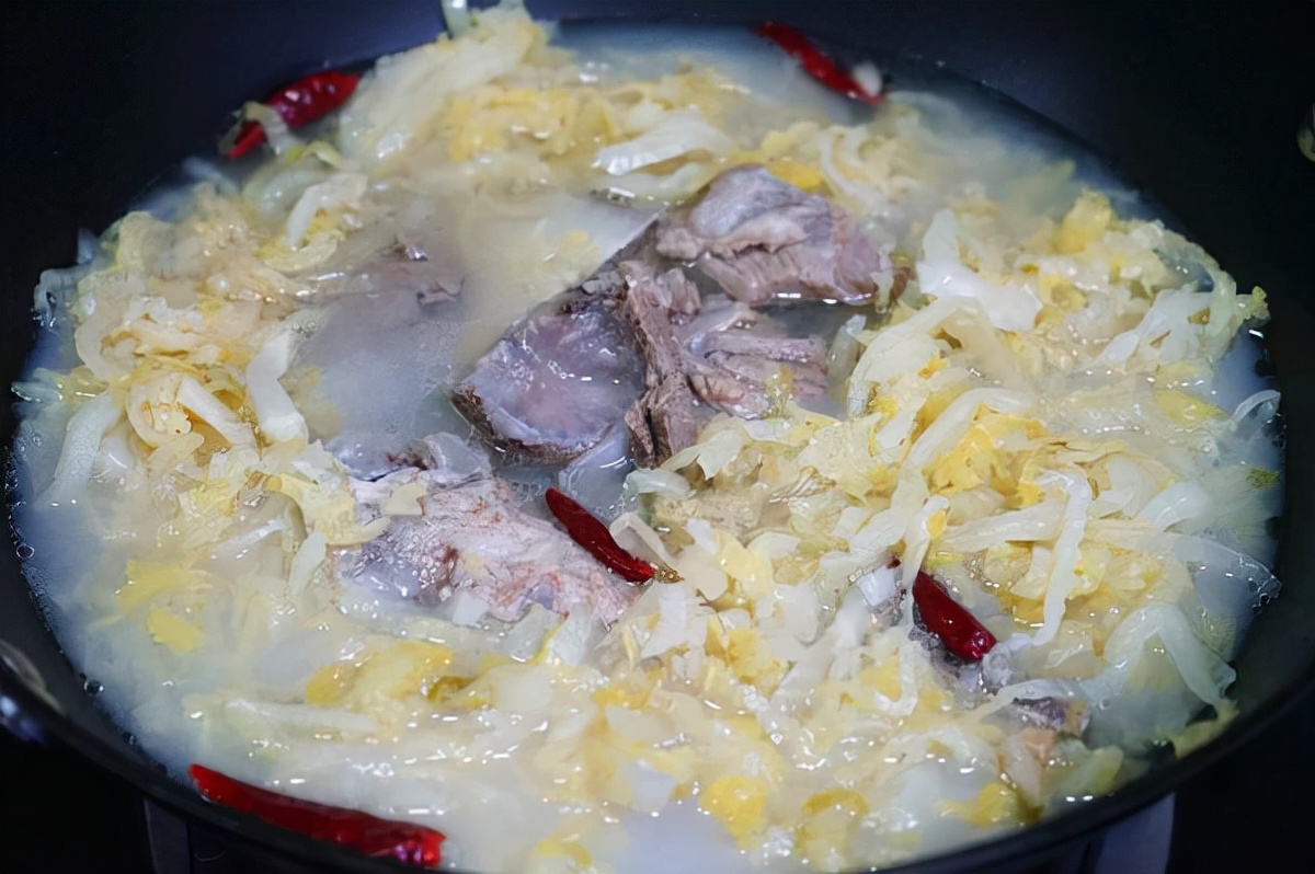 骨头汤炖酸菜酸菜会特别香汤汁也好喝赶快来试试