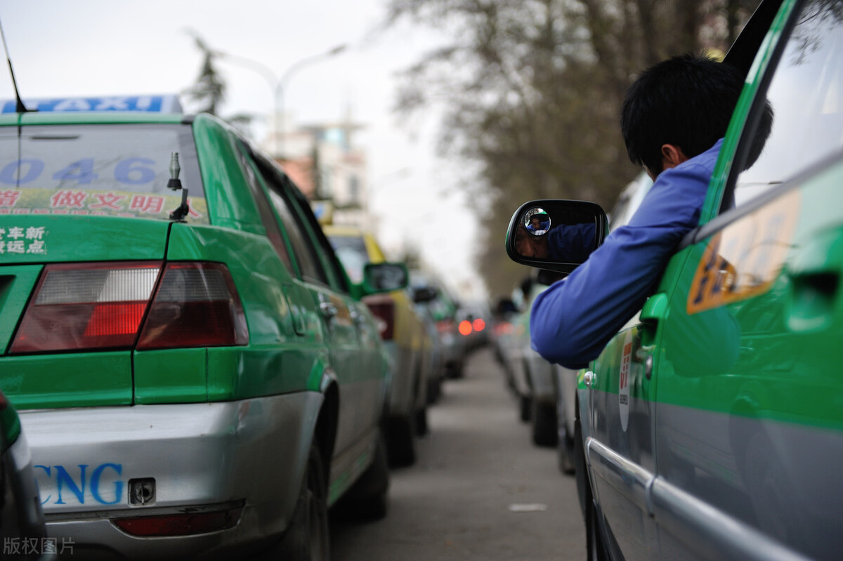 拿举报无证网约车当副业出租车司机组团钓鱼