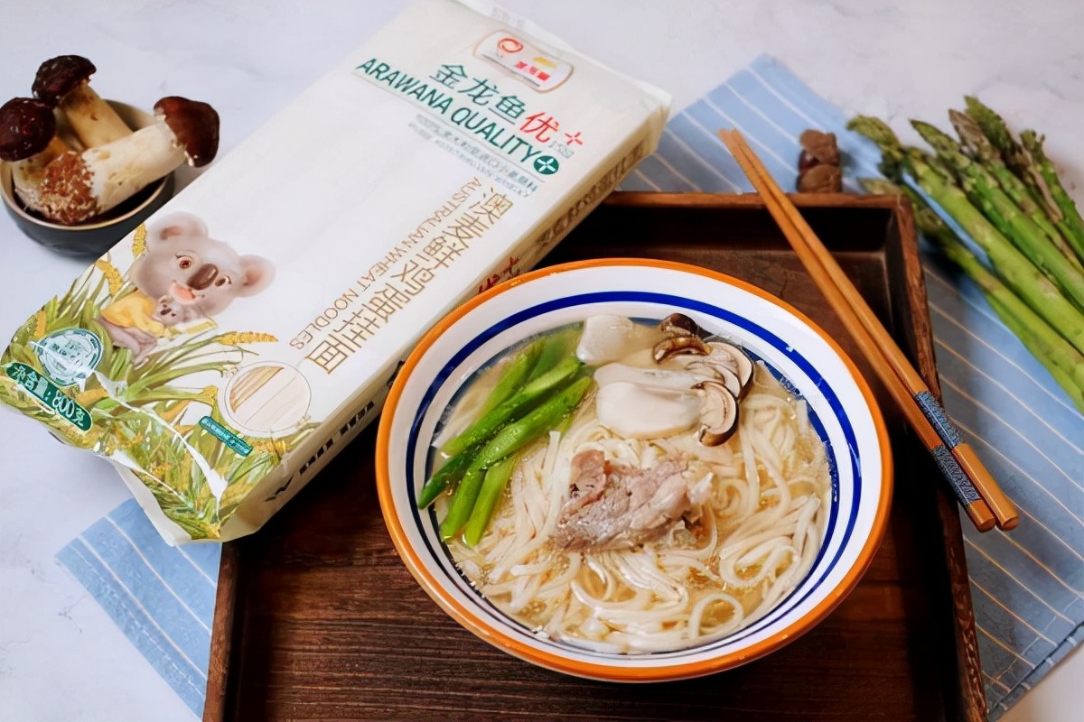 我今天推荐的是用猪骨熬制的骨头汤做的汤面,外加上松茸和竹笋的加入