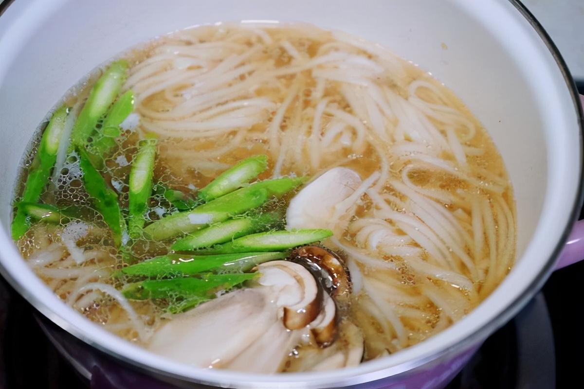 大骨头汤炖出来的面怎么做都超级香赶快试试吧