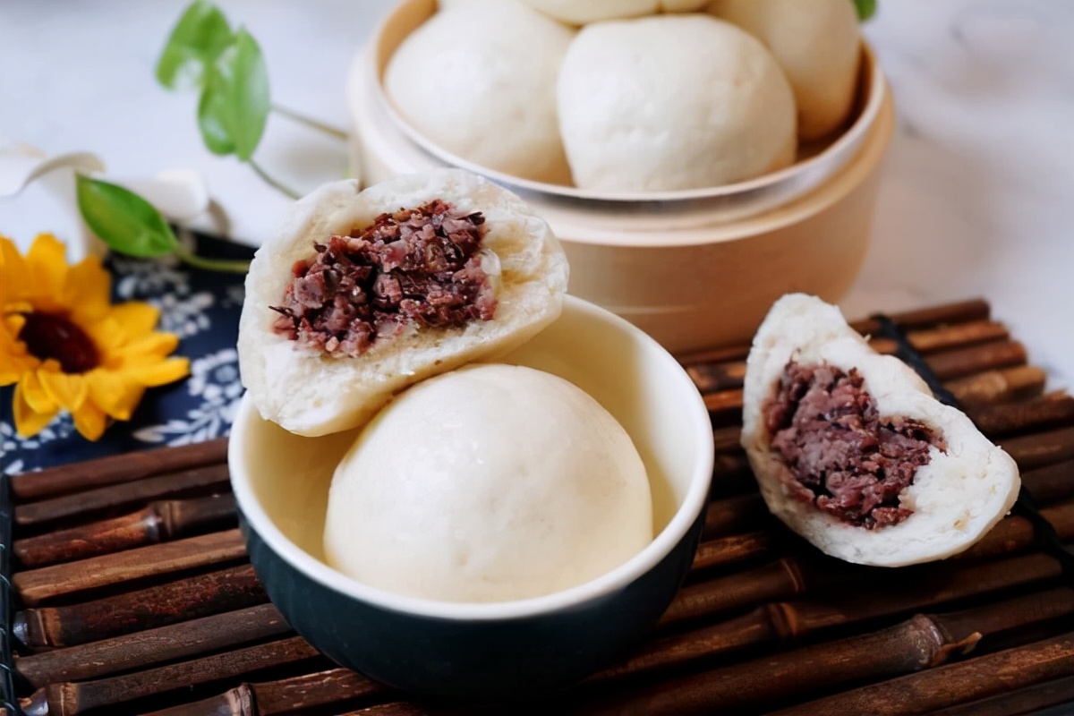 里面的红豆沙还是有点颗粒感更好吃,所以不需要用那些机器啥的把它