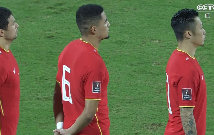 国足归化4人首发！站在一起唱国歌，满眼的斗志，李铁终于想通了休闲区蓝鸢梦想 - Www.slyday.coM