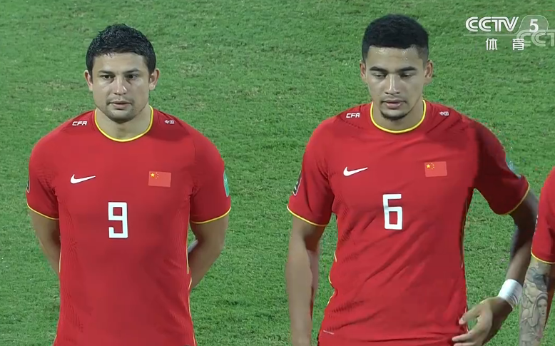 国足归化4人首发！站在一起唱国歌，满眼的斗志，李铁终于想通了休闲区蓝鸢梦想 - Www.slyday.coM