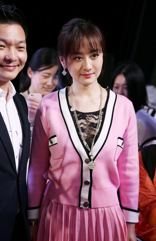 陈德容半百年纪不服老,还学少女穿粉色,未修图眼纹明显很违和