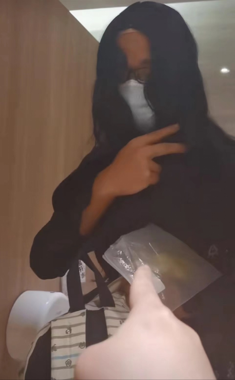 上海男子戴假发扮女装在商场女厕偷拍被抓现行!已被警方带走休闲区蓝鸢梦想 - Www.slyday.coM 上海男子戴假发扮女装在商场女厕偷拍被抓现行!已被警方带走休闲区蓝鸢梦想 - Www.slyday.coM