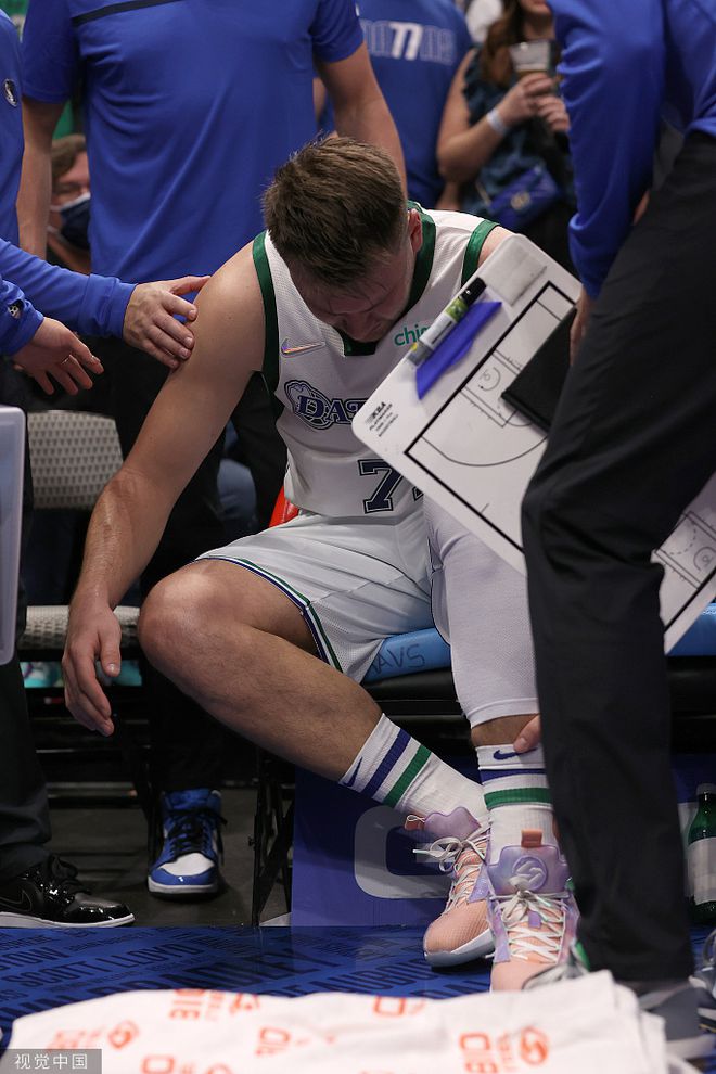 约基奇35 16,东契奇最后1分钟崴脚退场|约基奇|巴尔|契奇_新浪新闻