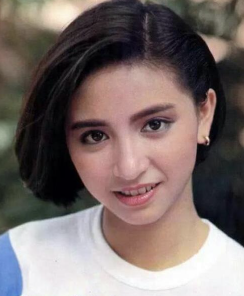 54岁吴婉芳穿红裙出席长子婚礼气质优雅显年轻婆媳同框似姐妹