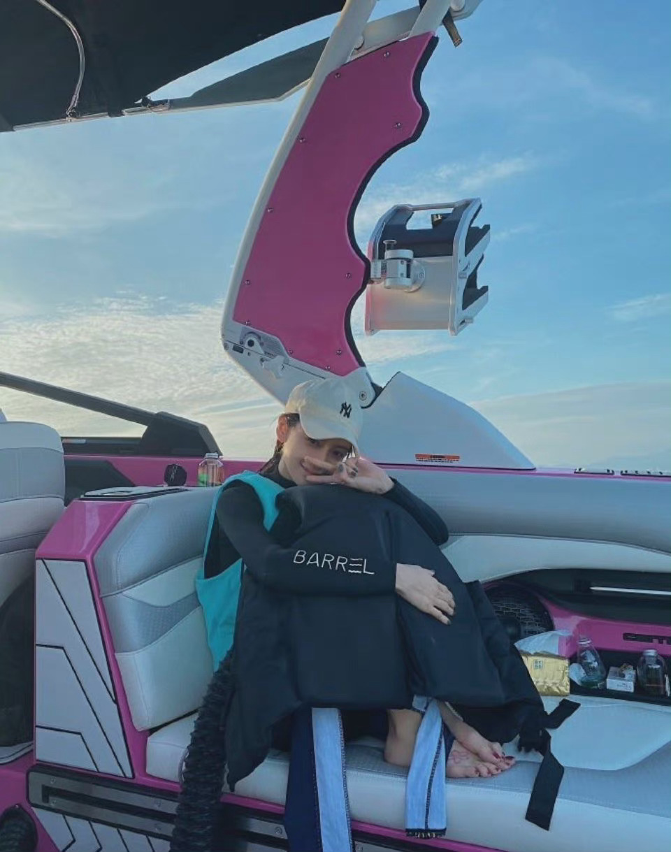 angelababy好友晒出一起出海游玩的照片