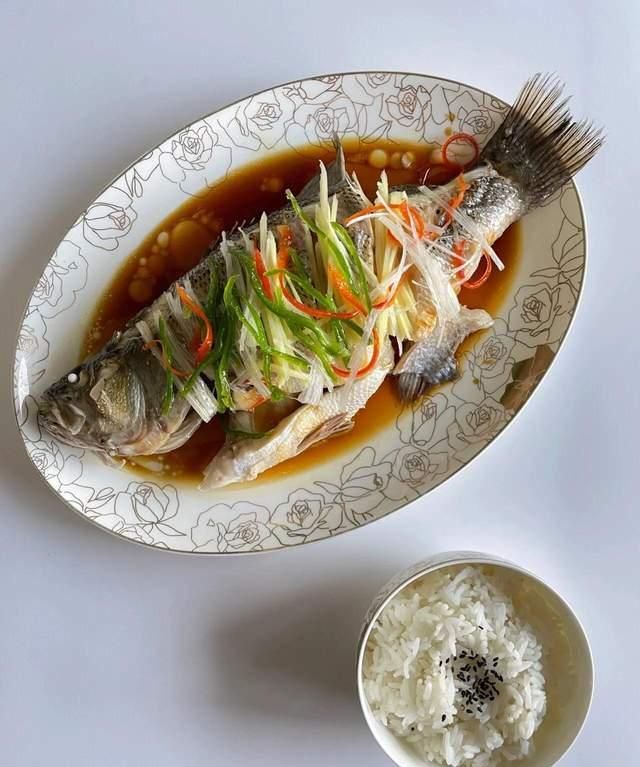 蒸鱼7分钟最鲜嫩?是新手易犯的错,大厨教你正确做法,一学就会休闲区蓝鸢梦想 - Www.slyday.coM 蒸鱼7分钟最鲜嫩?是新手易犯的错,大厨教你正确做法,一学就会休闲区蓝鸢梦想 - Www.slyday.coM