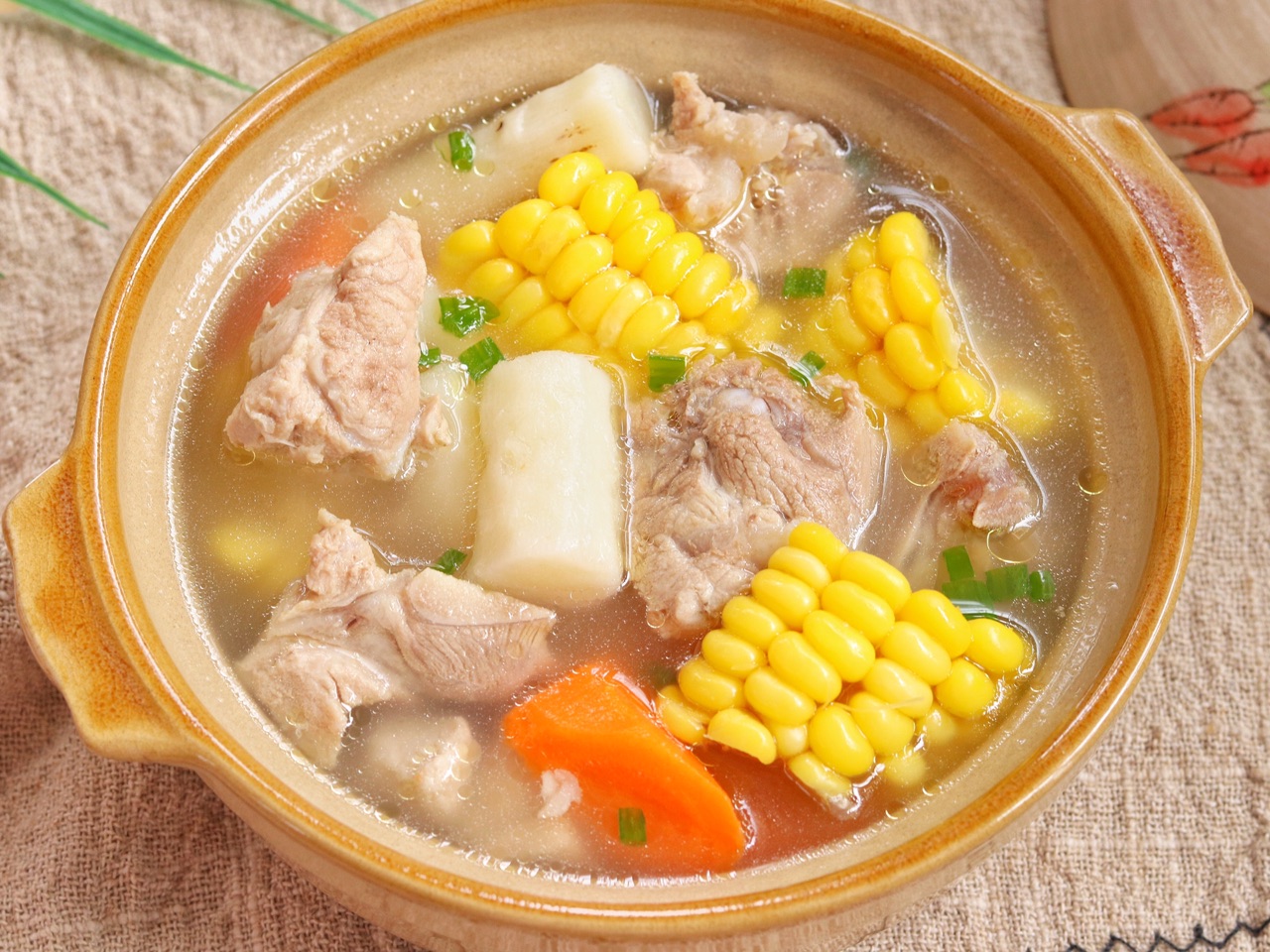 天冷多喝汤山药和玉米搭配猪骨一起煲汤清淡滋补真不错