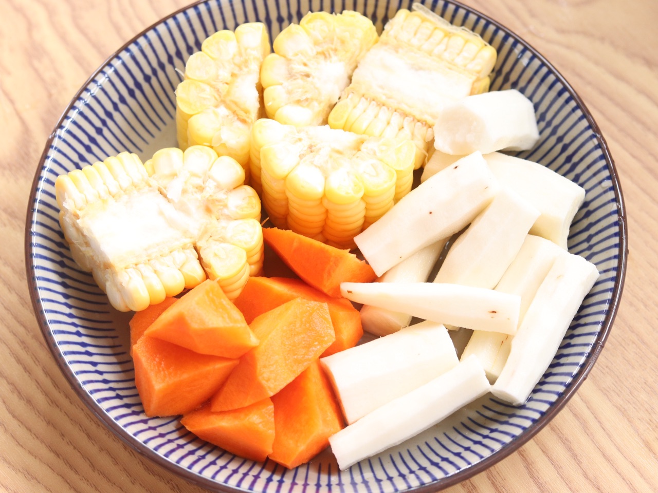 天冷多喝汤山药和玉米搭配猪骨一起煲汤清淡滋补真不错