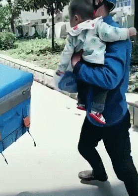 6个月就住爸爸外卖箱的女孩长大了 网友：回眸那一笑，破防了！休闲区蓝鸢梦想 - Www.slyday.coM