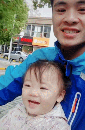 6个月就住爸爸外卖箱的女孩长大了 网友：回眸那一笑，破防了！休闲区蓝鸢梦想 - Www.slyday.coM